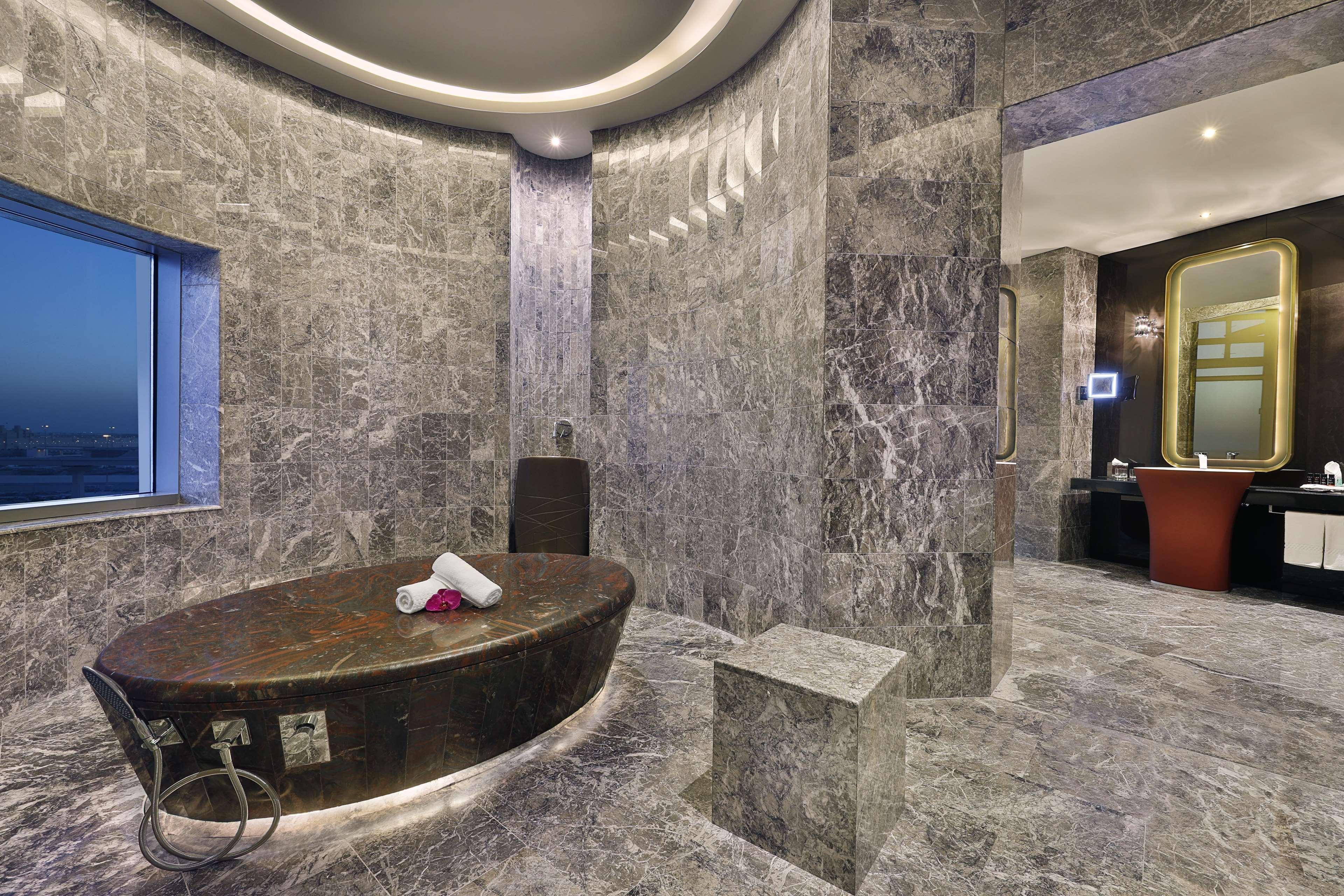 Alrayyan Hotel Doha, Curio Collection By Hilton Al Rayyan Esterno foto Bathroom