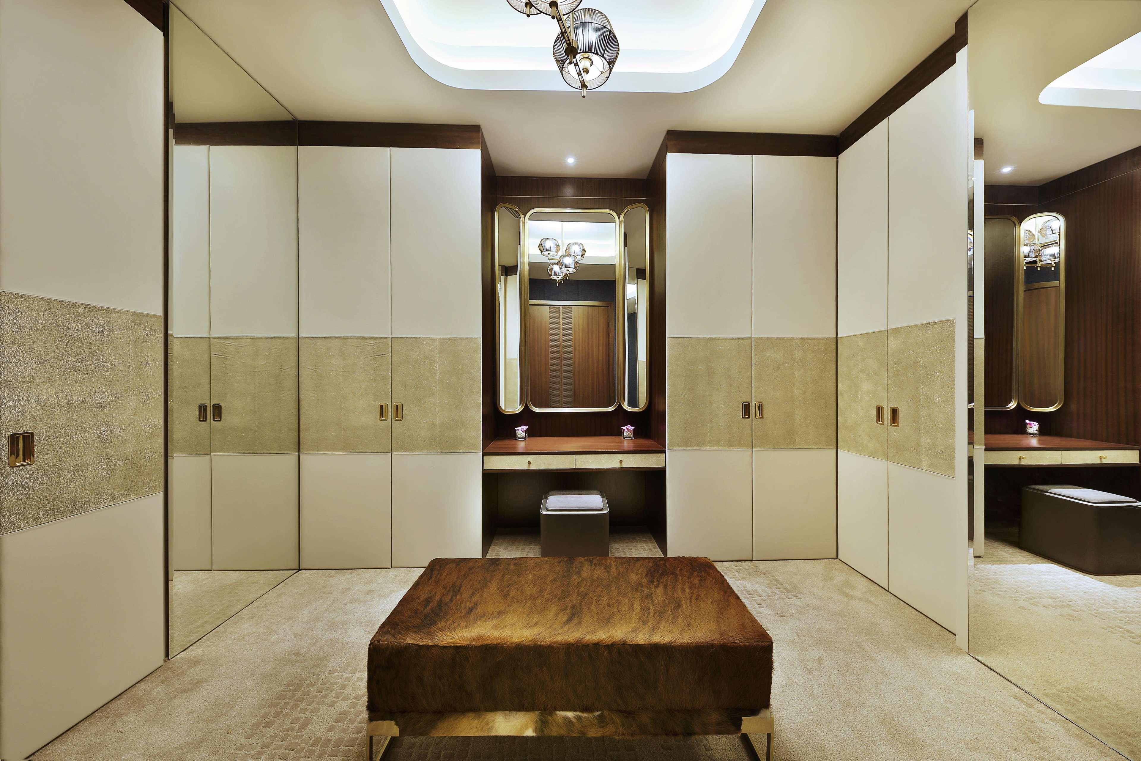 Alrayyan Hotel Doha, Curio Collection By Hilton Al Rayyan Esterno foto A walk-in closet