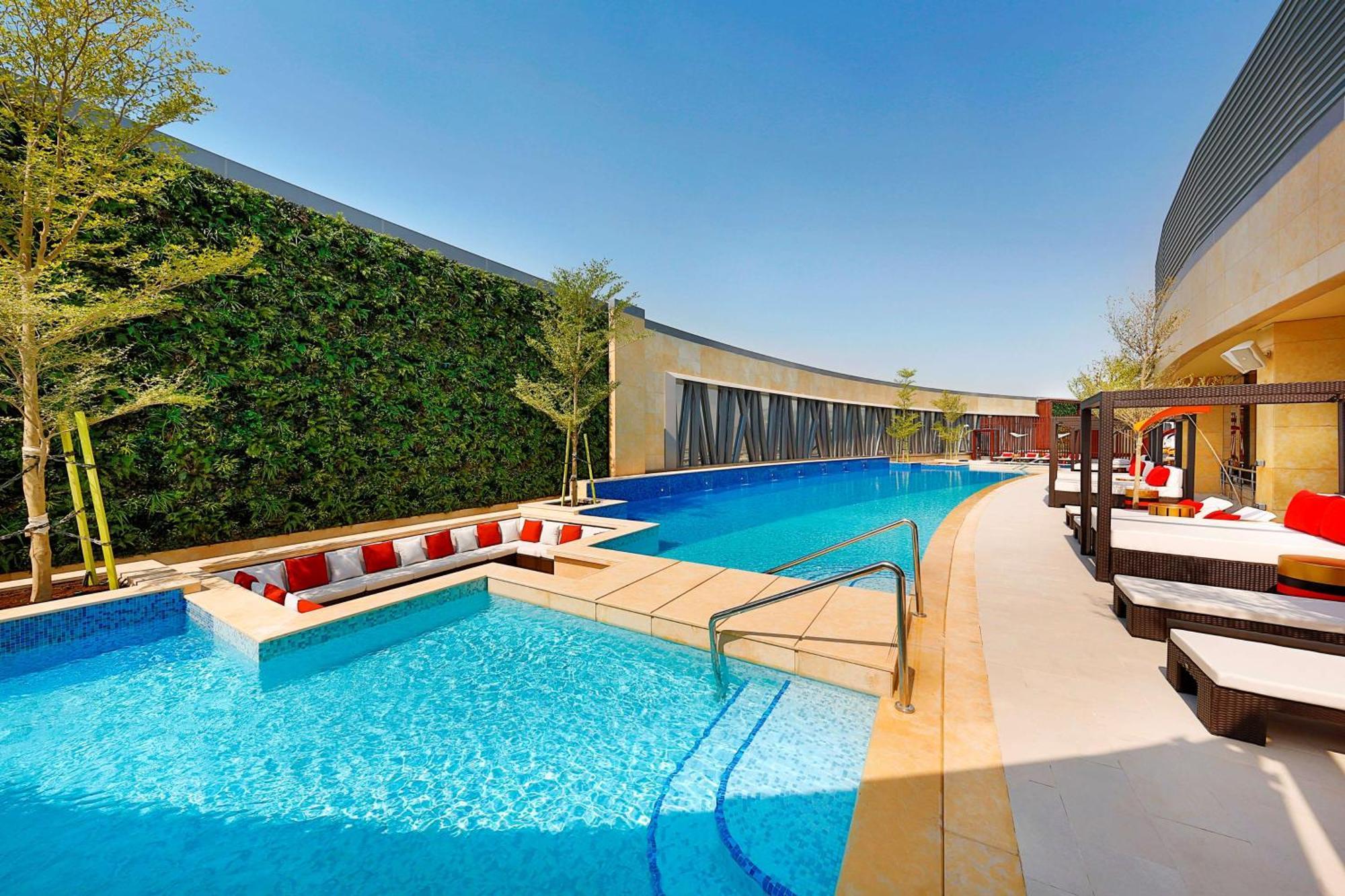 Alrayyan Hotel Doha, Curio Collection By Hilton Al Rayyan Esterno foto The swimming pool at the hotel